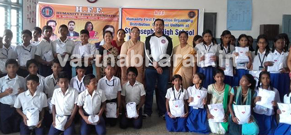 ವಿದ್ಯಾರ್ಥಿಗಳಿಗೆ ಸಮವಸ್ತ್ರ ವಿತರಣೆ