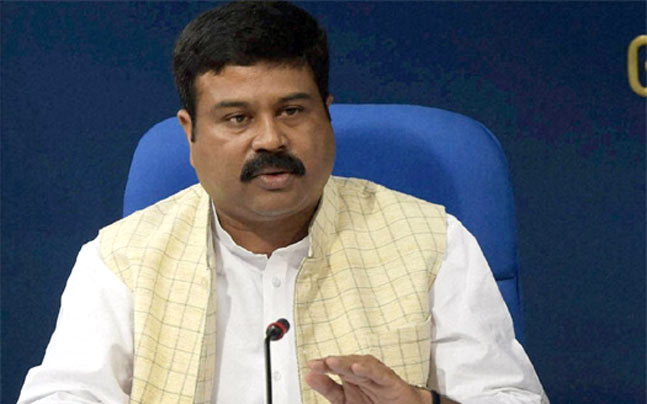 ಪೆಟ್ರೋಲ್ ಪಂಪ್‌ಗಳಲ್ಲಿ ಗ್ರಾಹಕರ ಮೇಲೆ ವಹಿವಾಟು ಶುಲ್ಕದ ಹೊರೆ ಸಲ್ಲದು : ಧರ್ಮೇಂದ್ರ ಪ್ರಧಾನ್