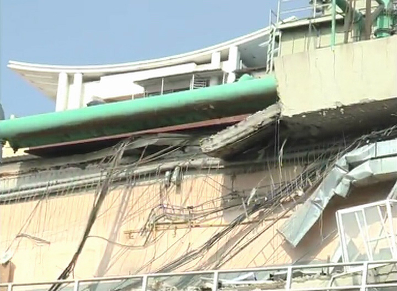 ಮಂತ್ರಿಮಾಲ್ ಗೋಡೆ ಕುಸಿತ ;ಇಬ್ಬರಿಗೆ ಗಂಭೀರ ಗಾಯ