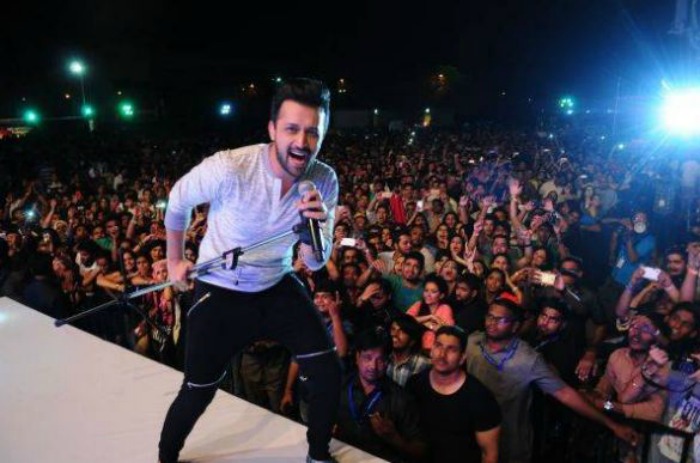 ಯುವತಿಗೆ ಕಿರುಕುಳ  : ಸಂಗೀತ ಕಾರ್ಯಕ್ರಮ ನಿಲ್ಲಿಸಿ ಸಹಾಯಕ್ಕೆ ಧಾವಿಸಿದ ಆತಿಫ್ ಅಸ್ಲಮ್