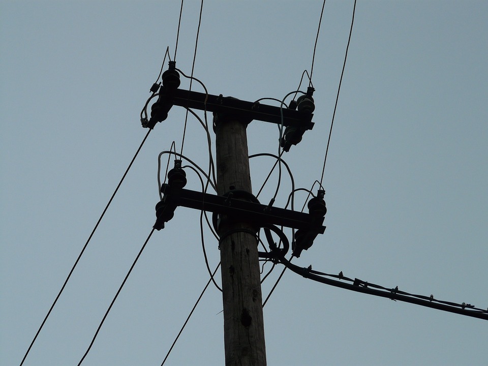 ಮೈಮೇಲೆ ಬಿದ್ದ ವಿದ್ಯುತ್ ತಂತಿ : ಯುವಕ ಗಂಭೀರ