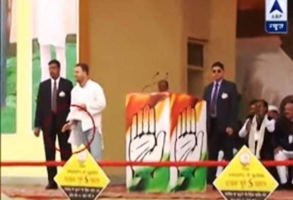 ಹರಿದ ಕುರ್ತಾವನ್ನು ವೇದಿಕೆಯಲ್ಲಿ ಪ್ರದರ್ಶಿಸಿದ ರಾಹುಲ್ ಗಾಂಧಿ..!