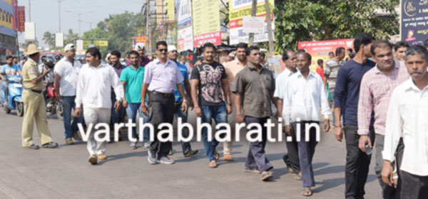 ಇಂದ್ರಾಣಿ ಹೊಳೆ ಮಾಲಿನ್ಯ ತಡೆಯಲು ಆಗ್ರಹ : ನಗರಸಭೆ ವಿರುದ್ಧ ಸಾರ್ವಜನಿಕರ ಪ್ರತಿಭಟನೆ