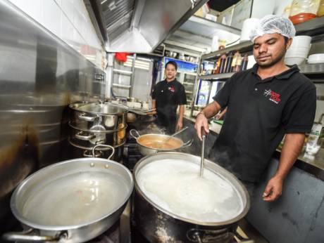 ದುಬೈ : ಉದ್ಯೋಗಾಕಾಂಕ್ಷಿಗಳಿಗೆ ತಮ್ಮ ಹೋಟೆಲ್ ನಲ್ಲಿ ಉಚಿತ ಊಟ ನೀಡುತ್ತಿದ್ದಾರೆ ವಿವೇಕ್- ಸಂಜಯ್