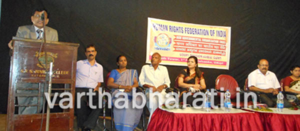 ಮಾನವ ಹಕ್ಕು ಉಲ್ಲಂಘನೆಗೆ ದೂರು ನೀಡಿ: ಸಿ.ಜಿ.ಹುನಗುಂದ