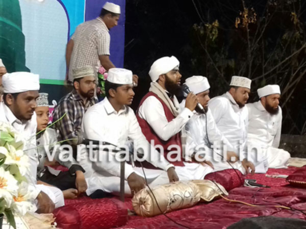 ಬೃಹತ್ ಬುರ್ದಾ ಮಜ್ಲಿಸ್, ಮದನಿ ಮಾಲೆ-ತಾಜುಲ್ ಉಲಮಾ ಮೌಲಿದ್ , ಮುಹಿಯದ್ದೀನ್ ಮಾಲೆ ಆಲಾಪನೆ