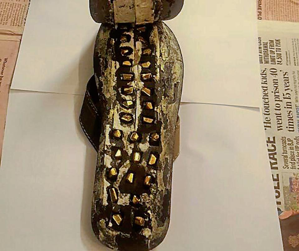 ಚಪ್ಪಲಿಯಲ್ಲಿ 26 ಲಕ್ಷ ರೂಪಾಯಿಯ ಚಿನ್ನ ಪತ್ತೆ