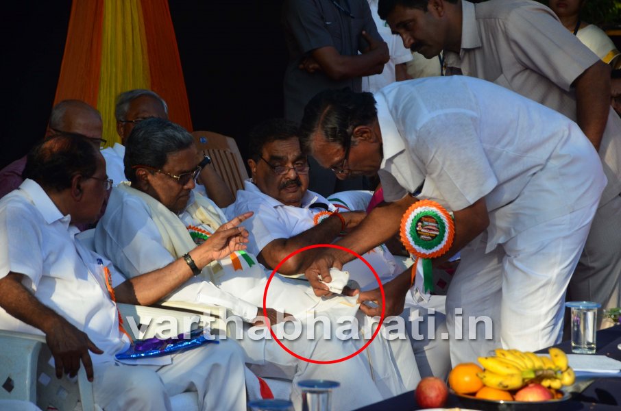 ಗಿಳಿವಿಂಡುವಿನಲ್ಲಿ ಸಿಎಂಗೆ ಕಾಗೆ ಕಾಟ..!