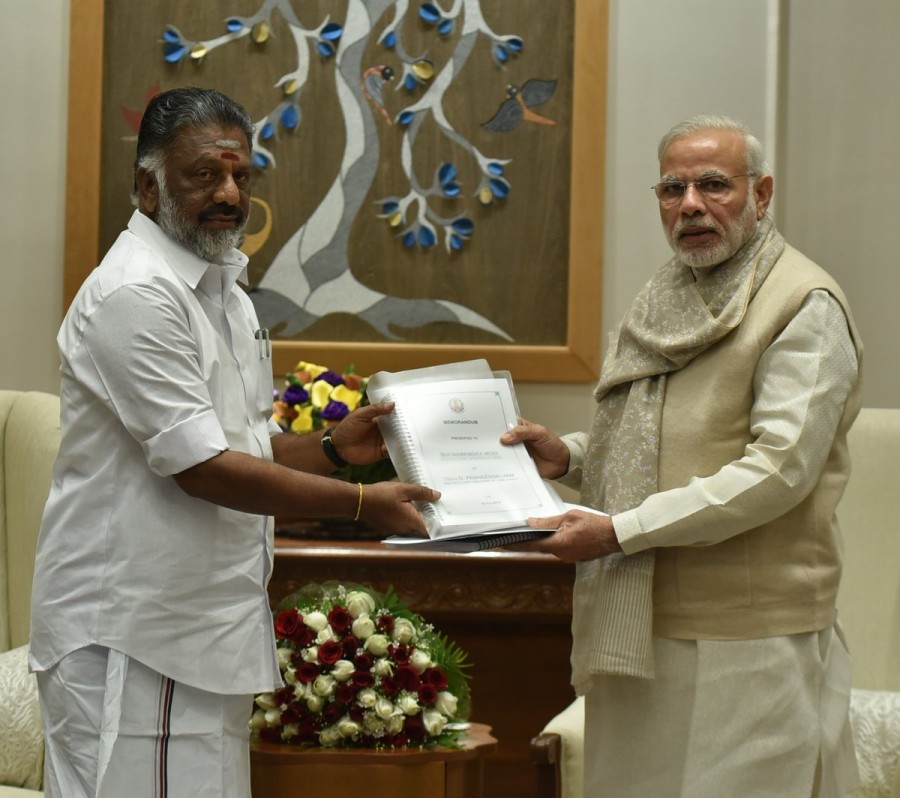 ಜಲ್ಲಿಕಟ್ಟು ಸಂಕಟ  : ಪರಿಹಾರ ಕೇಳಿ ಬಂದ ತಮಿಳುನಾಡು ಸಿಎಂ ಗೆ ಪ್ರಧಾನಿ ಮೋದಿ ಹೇಳಿದ್ದೇನು ?