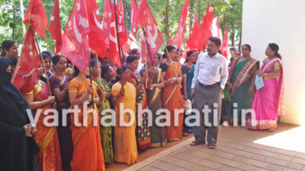 ನೌಕರಿ ಖಾಯಂಗೊಳಿಸಲು ಆಗ್ರಹಿಸಿ ಅಕ್ಷರ ದಾಸೋಹ ನೌಕರರ ಪ್ರತಿಭಟನೆ