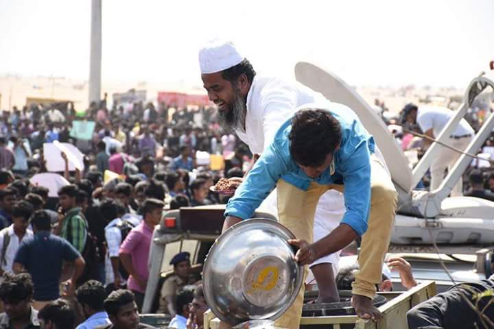 ಜಲ್ಲಿಕಟ್ಟು ವಿವಾದದಲ್ಲಿ ಮುಸ್ಲಿಂ ದ್ವೇಷ ತುರುಕಲು ಹೋದ ಬಿಜೆಪಿ ನಾಯಕನಿಗೆ ಜನರಿಂದ ಮಂಗಳಾರತಿ