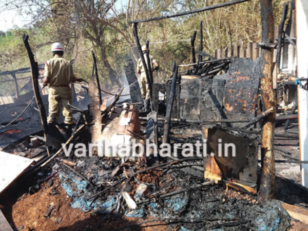 ಬೆಂಕಿ ಆಕಸ್ಮಿಕ: ನಾಲ್ಕು ಗುಡಿಸಲು ಭಸ್ಮ