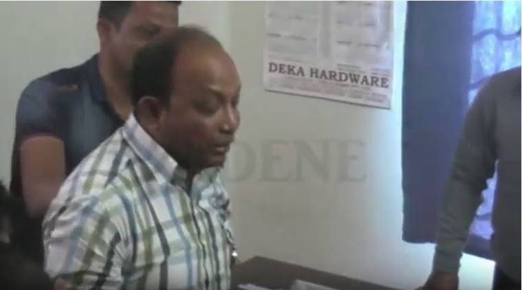 ಕರ್ತವ್ಯ ನಿರ್ವಹಿಸಿದ ಇಂಜಿನಿಯರ್‌ನಿಂದ ಬಿಜೆಪಿ ಶಾಸಕನ ಕಾಲು ಮುಟ್ಟಿ ಕ್ಷಮೆಯಾಚನೆ ಮಾಡಿಸಿದರು!