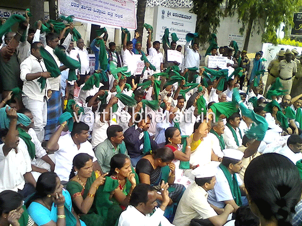 ಕೇಂದ್ರ ಸಚಿವರ ಕಚೇರಿಯೆದುರು ರೈತರ ಧರಣಿ