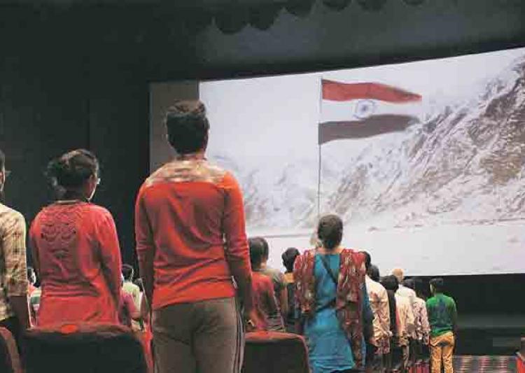 ಸಿನೆಮಾದ ದೃಶ್ಯವೊಂದರಲ್ಲಿ ರಾಷ್ಟ್ರಗೀತೆ ಮೊಳಗಿದಾಗ ಎದ್ದು ನಿಲ್ಲದ ವೀಕ್ಷಕನಿಗೆ ಕಪಾಳಮೋಕ್ಷ...!