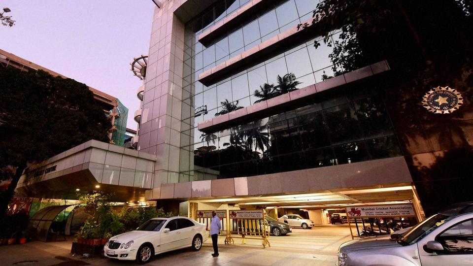 ಆಡಳಿತಾಧಿಕಾರಿಗಳು 70 ವರ್ಷ ವಯೋಮಿತಿ ಮೀರಿರಬಾರದು: ಸುಪ್ರೀಂ