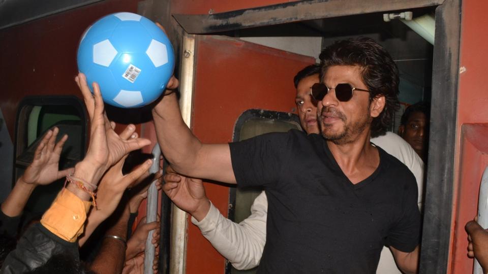 ರಈಸ್  ಪ್ರಚಾರ ಯಾತ್ರೆಯಲ್ಲಿ ಅಭಿಮಾನಿಯ ಸಾವಿಗೆ ಶಾರುಖ್ ಪ್ರತಿಕ್ರಿಯೆ ಏನು ನೋಡಿ....