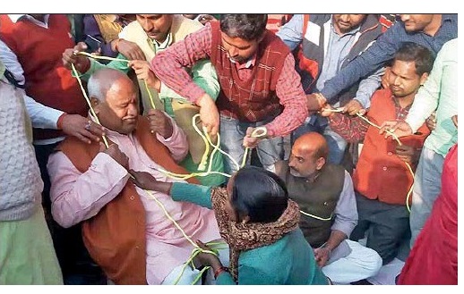 ಪಕ್ಷದ ಸಂಸದನನ್ನೇ ಕಟ್ಟಿ ಹಾಕಿ, ಒತ್ತೆ ಇಟ್ಟ ಬಿಜೆಪಿ ಕಾರ್ಯಕರ್ತರು!