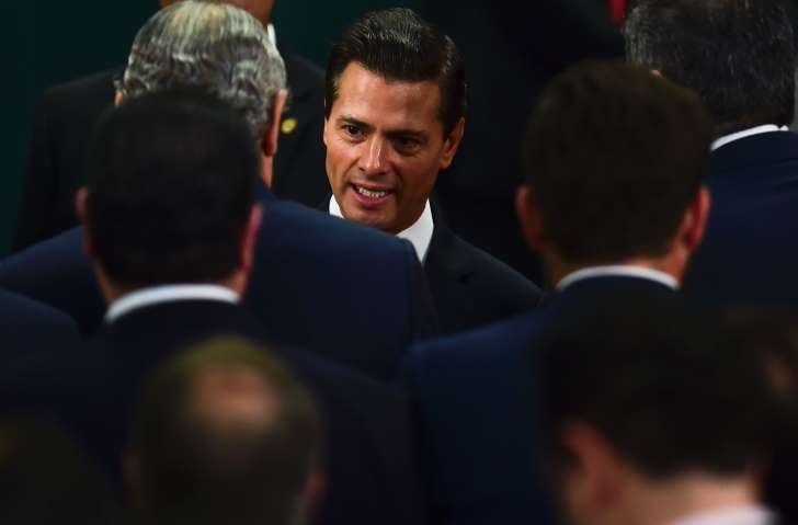 ಗೋಡೆಗೆ ಸಹಿ ಹಾಕಿದ ಟ್ರಂಪ್