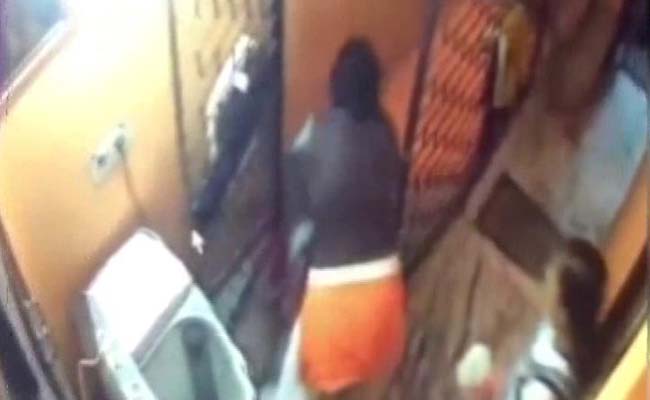 ಗಂಡನ ಜೊತೆ  ಜಗಳ ; ಮಗುವನ್ನು ಹೊರಕ್ಕೆ ಎಸೆದ ಮಹಾತಾಯಿ..!