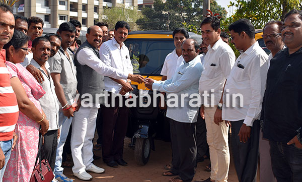 ಫಲಾನುಭವಿಗಳಿಗೆ ಆಟೋ ಕೀಲೀ ಕೈ ಹಸ್ತಾಂತರ