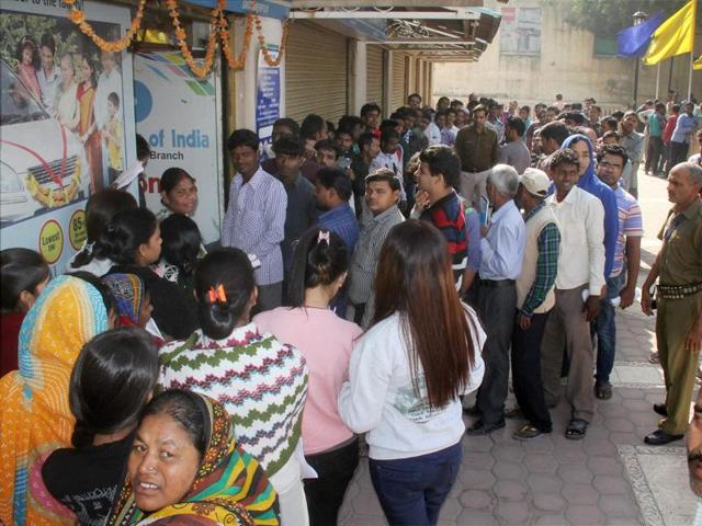 ಬ್ಯಾಂಕಿನ ಸರದಿ ಸಾಲಿನಲ್ಲಿದ್ದ ವ್ಯಕ್ತಿ ವಿದ್ಯುದಾಘಾತಕ್ಕೆ ಬಲಿ