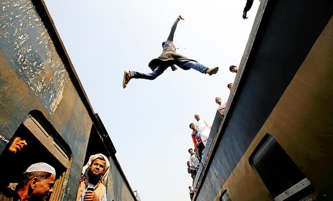 ತಾಯಿ, ಮಗುವಿನ ಪ್ರಾಣ ಉಳಿಸಿ ಹುತಾತ್ಮನಾದ ರೈಲ್ವೆ ಉದ್ಯೋಗಿ ಬಾದಲ್ ಮಿಯಾ