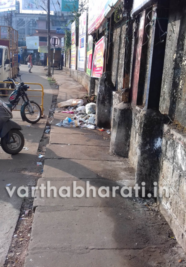 ಇಲ್ಲಿ ಪಾದಚಾರಿ ರಸ್ತೆಯೇ ಮೂತ್ರಾಲಯ !