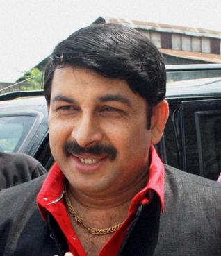 ಸರತಿ ಸಾಲಲ್ಲಿ ನಿಂತ ಜನರನ್ನು ತಮಾಷೆ ಮಾಡಿದ ಬಿಜೆಪಿ ಸಂಸದ ತಿವಾರಿ !