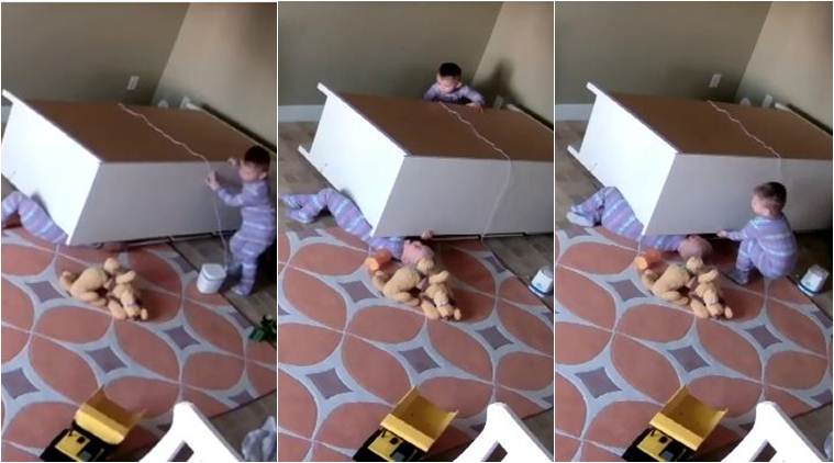 ಪೀಠೋಪಕರಣದ ಅಡಿಗೆ ಸಿಲುಕಿದ ತನ್ನ ಅವಳಿ ಸೋದರನನ್ನು ರಕ್ಷಿಸಿದ ಎರಡು ವರ್ಷದ ಮಗು!