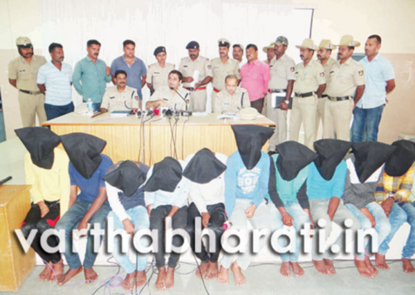 ದರೋಡೆ ಆರೋಪ: 11 ಮಂದಿ ಸೆರೆ ,  ಮಾರಕಾಸ್ತ್ರ ವಶ