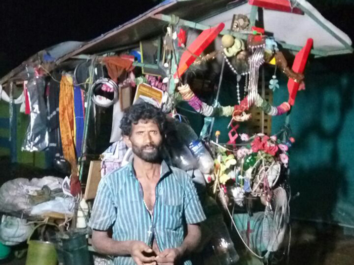 ಅಜ್ಜಿಯ ಅಂತಿಮ ಸಂಸ್ಕಾರಕ್ಕೆ ಗ್ರಾಮಸ್ಥರು ಅನುಮತಿ ನಿರಾಕರಿಸಿದ್ದಕ್ಕೆ ಈ ಚಿಂದಿ ಆಯುವವ ಮಾಡಿದ್ದೇನು ನೋಡಿ