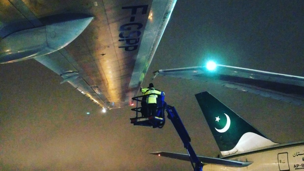 ಫ್ರಾನ್ಸ್ ವಿಮಾನಕ್ಕೆ ಪಾಕ್ ವಿಮಾನ ಢಿಕ್ಕಿ