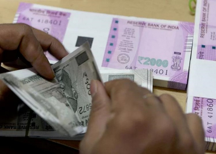 ನೋಟು ಬದಲಾಯಿಸಿ ಸಿಗದ್ದಕ್ಕೆ ಹತಾಶೆ :  ಆರ್ ಬಿ ಐ ಕಚೇರಿ ಎದುರು ಅರೆನಗ್ನಳಾದ ಎರಡು ಮಕ್ಕಳ ತಾಯಿ