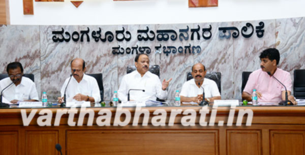 ಸಚಿವ ರೋಶನ್ ಬೇಗ್ ರಿಂಧ ಮನಪಾ ಪ್ರಗತಿ ಪರಿಶೀಲನೆ ಸಭೆ