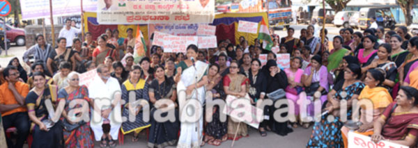 ಅನ್ನದ ಬಟ್ಟಲು, ಚಮಚ ಬೀದಿಗೆ ತಂದ ಮಂಗಳೂರು ಮಹಿಳೆಯರು