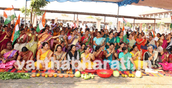 ತರಕಾರಿ ಮುಂದಿಟ್ಟು ತಟ್ಟೆ ಬಾರಿಸಿ ಮೋದಿ ವಿರುದ್ಧ ಆಕ್ರೋಶ ತೋರ್ಪಡಿಸಿದ ಮಹಿಳೆಯರು