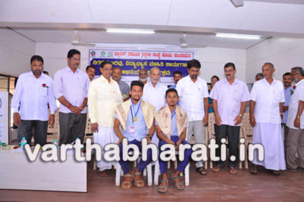 ಬ್ಯಾರೀಸ್ ಕಾಲೇಜಿನ ವಿದ್ಯಾರ್ಥಿಗಳಿಗೆ ಸನ್ಮಾನ