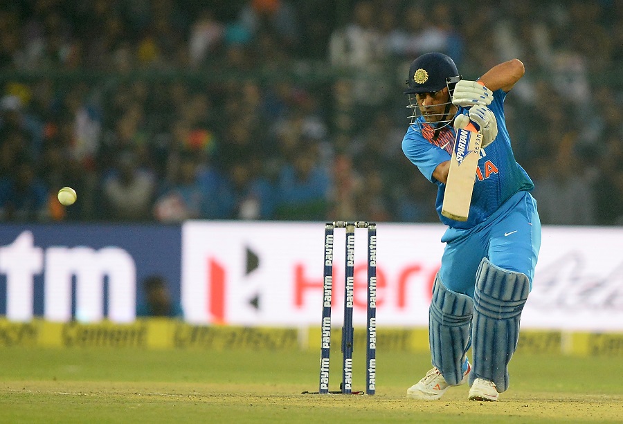 ಧೋನಿ ಚೊಚ್ಚಲ ಅರ್ಧಶತಕ