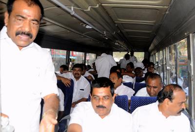 ಎಡಿಎಂಕೆ ಶಾಸಕರು ಹಾಸ್ಟೆಲ್‌ನಲ್ಲಿದ್ದಾರೆಂಬ ಹೇಳಿಕೆಯನ್ನು ಹಿಂಪಡೆದ ತ.ನಾ.ಸರಕಾರ