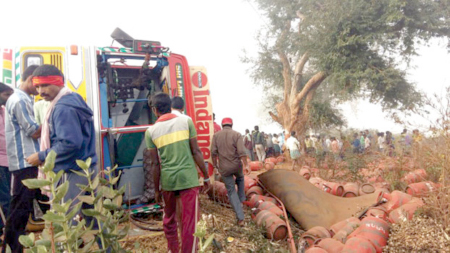 ಅಪಘಾತ: ಓರ್ವ ಸಾವು; ಇಬ್ಬರಿಗೆ ಗಾಯ