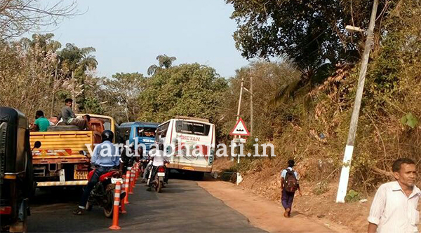 ಹಳೆಯಂಗಡಿ ರೈಲ್ವೇ ಗೇಟ್ ಬಳಿ ಟ್ರಾಫಿಕ್ ಜ್ಯಾಂ ಮುಗಿಯದ ಗೋಳು