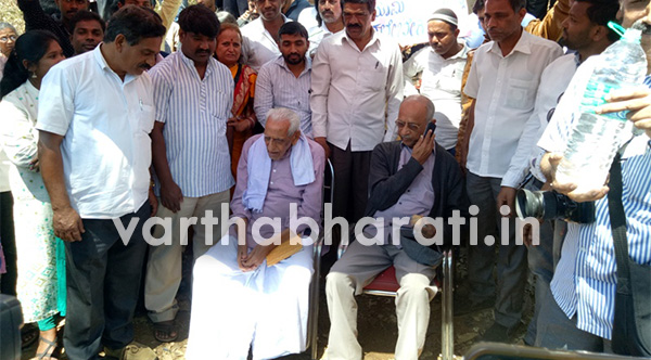 ದಿಡ್ಡಳ್ಳಿ ಆದಿವಾಸಿಗಳಿಗೆ ಸ್ಥಳದಲ್ಲೇ ಭೂಮಿ ನೀಡಲು ದೊರೆಸ್ವಾಮಿ ಆಗ್ರಹ