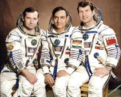 ರಾಕೇಶ್ ಶರ್ಮ ಆಧರಿತ ಆಮಿರ್ ನೂತನ ಚಿತ್ರದ ಹೆಸರು  ಸಾರೆ ಜಹಾಂಸೆ ಅಚ್ಛಾ  ಅಲ್ಲ. ಅದು ...