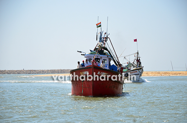 ​ಮಂಗಳೂರು : ಬೋಟ್ ಮುಳುಗಡೆ - 6 ಮೀನುಗಾರರು ಪಾರು