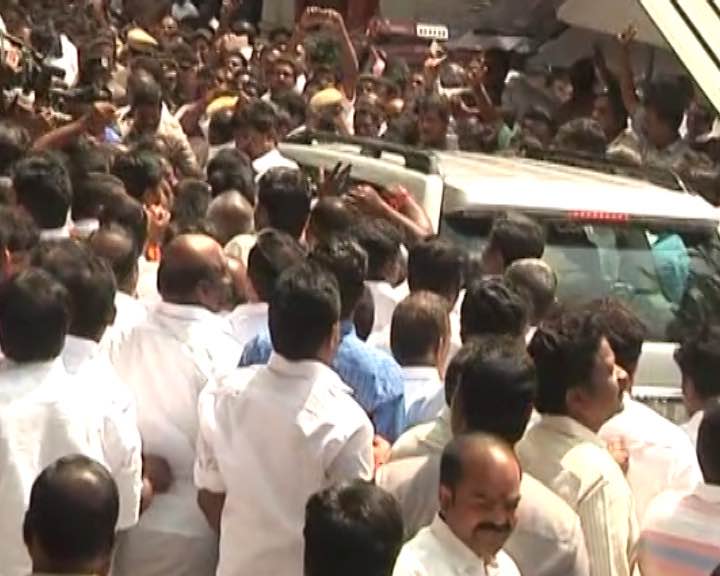 ಪರಪ್ಪನ ಅಗ್ರಹಾರದ ಬಳಿ ದಾಂದಲೆ ; ವಾಹನಗಳ ಮೇಲೆ ಕಲ್ಲು ತೂರಾಟ