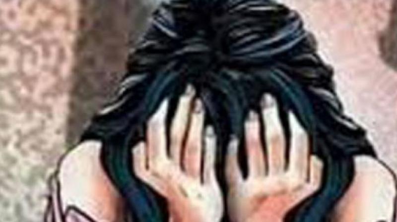 ವಿದ್ಯಾರ್ಥಿನಿಯ ಬಟ್ಟೆ ಬಿಚ್ಚಿಸಿದ ಶಿಕ್ಷಕಿ : ಹೋಮ್‌ವರ್ಕ್ ಪೂರ್ಣಗೊಳಿಸದ್ದಕ್ಕೆ ಶಿಕ್ಷೆ...!