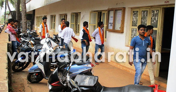 ಭಟ್ಕಳ: ಸರಕಾರಿ ಕಾಲೇಜಿಗೆ ಕಾಲಿಟ್ಟ ಕೇಸರಿ ಶಾಲು, ಉಪನ್ಯಾಸಕಿಯರಿಗೆ ಬುರ್ಖಾ ಧರಿಸದಂತೆ ಆಗ್ರಹ