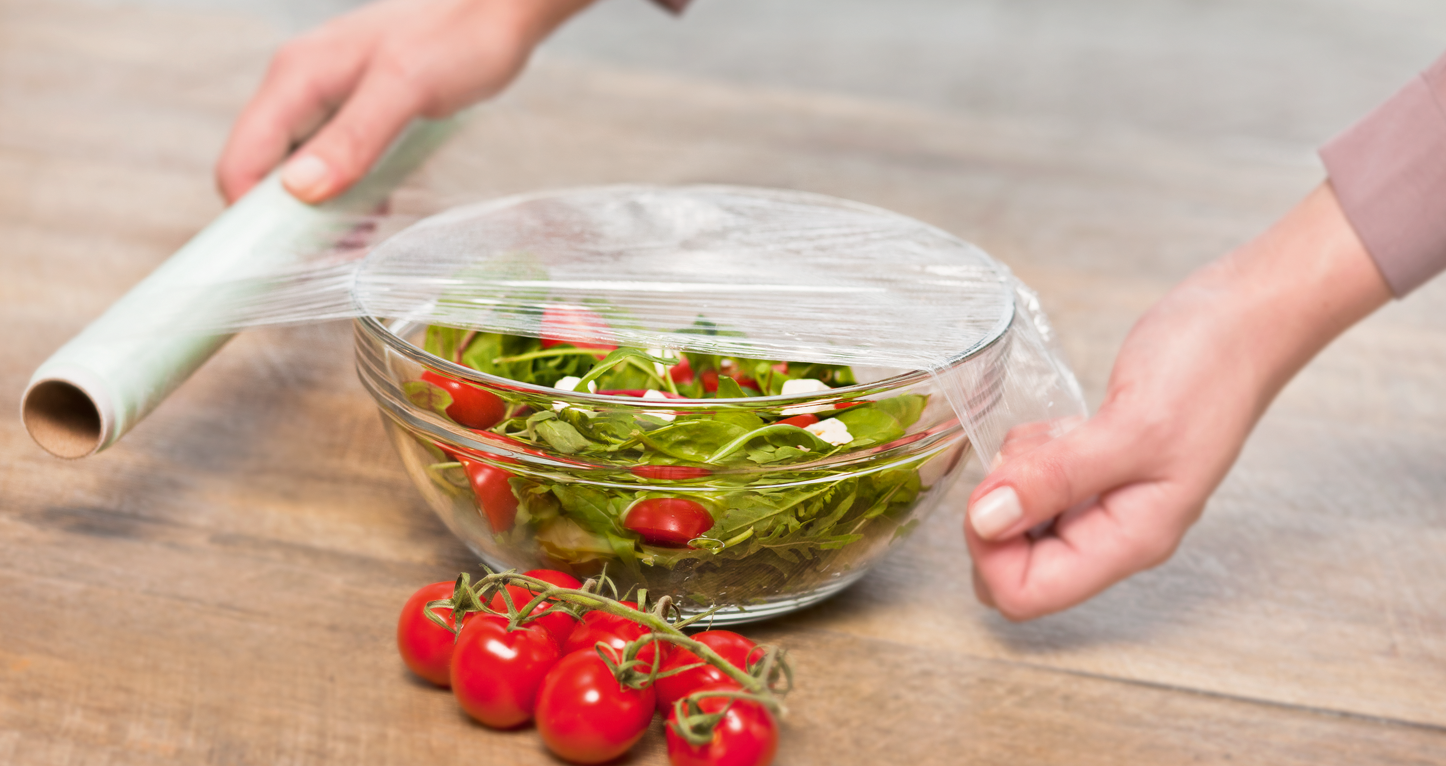 ಪ್ಲಾಸ್ಟಿಕ್ ಹಾಳೆಯನ್ನು ಗ್ಲಾಸ್ ಅಥವಾ ಪ್ಲಾಸ್ಟಿಕ್ ಬೌಲ್‌ನ ಅಂಚಿನ ಮೇಲಿಟ್ಟು ಅದುಮಿದರೇಕೆ ಅಂಟಿಕೊಳ್ಳುತ್ತದೆ..?