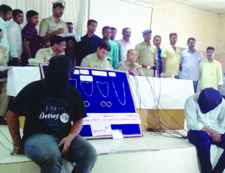 ಚಿನ್ನಾಭರಣ ಲಪಟಾಯಿಸುತ್ತಿದ್ದ ಇಬ್ಬರ ಬಂಧನ: 6.5 ಲಕ್ಷ ರೂ. ವೌಲ್ಯದ ಸೊತ್ತು ವಶ